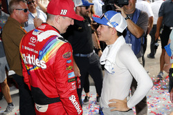 1. Kyle Busch, Joe Gibbs Racing, Toyota Camry, mit Kyle Larson