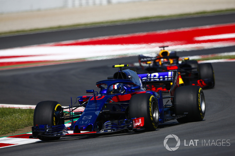 Pierre Gasly, Toro Rosso STR13, Daniel Ricciardo'nun önünde, Red Bull Racing RB14