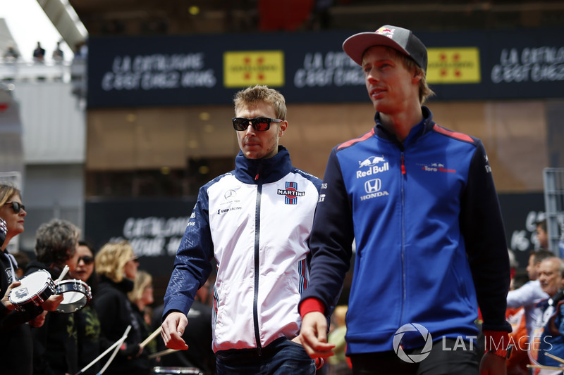 Sergey Sirotkin, Williams and Brendon Hartley, Scuderia Toro Rosso saat parade pembalap