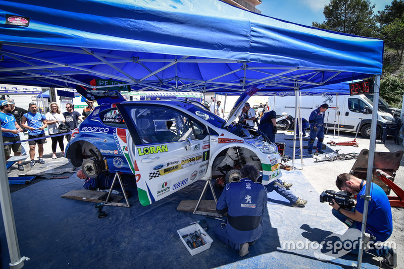 Meccanici al lavoro sulla Peugeot 208 T16 R5 di Paolo Andreucci, Anna Andreussi, Peugeot Sport Italia