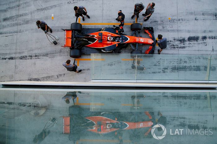 Stoffel Vandoorne, McLaren MCL32, para en su garaje 