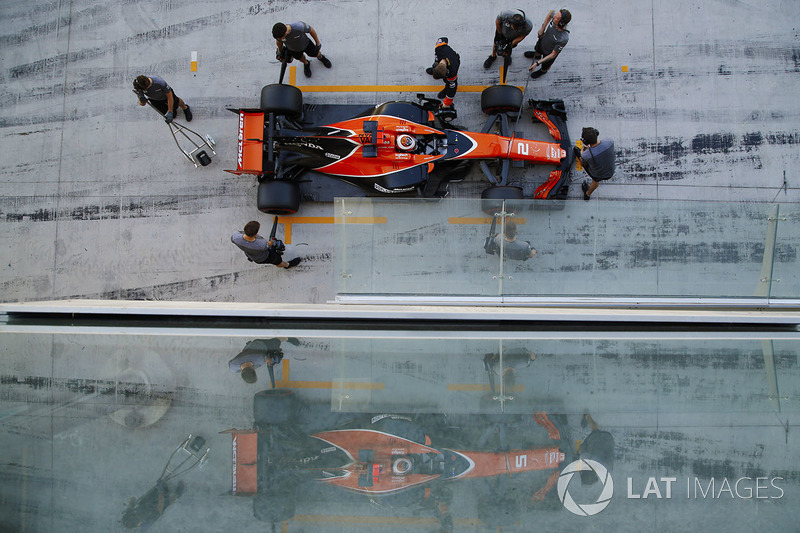 Stoffel Vandoorne, McLaren MCL32, stops in his pit garage