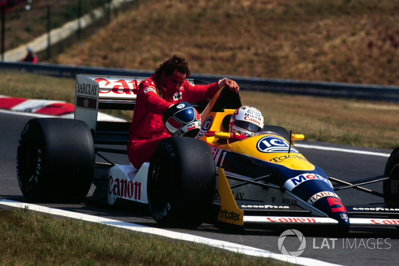 Nigel Mansell, Williams Judd, gives Gerhard Berger, Ferrari a lift back