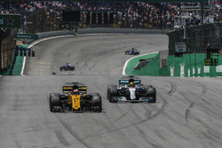 Nico Hulkenberg, Renault Sport F1 Team RS17 and Lewis Hamilton, Mercedes AMG F1 W08
