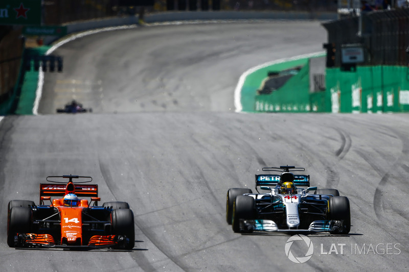 Lewis Hamilton, Mercedes AMG F1 W08 ve Fernando Alonso, McLaren MCL32