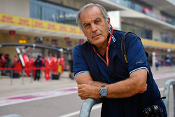 Giorgio Piola works in the F1 pitlane