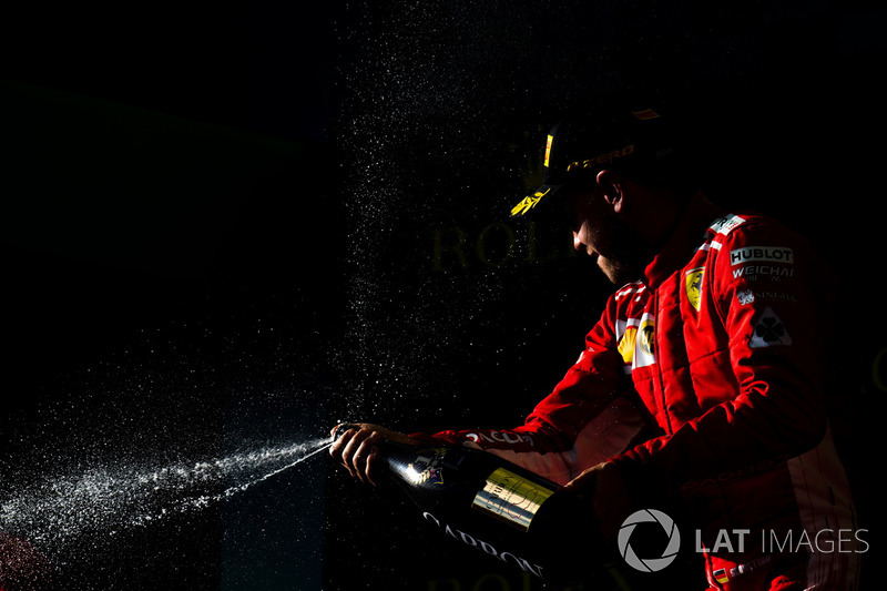 Podio: ganador de la carrera Sebastian Vettel, Ferrari