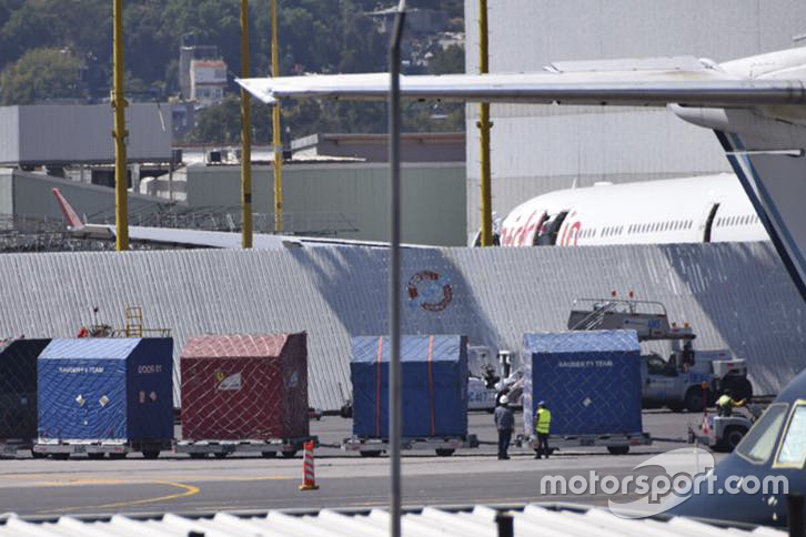 Llegada del equipo de los equipos de F1 en el Boeing 747 de Atlas Air al AICM