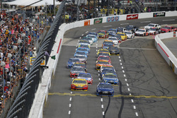 Départ : Martin Truex Jr., Furniture Row Racing Toyota leads