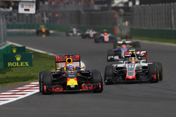 Daniel Ricciardo, Red Bull Racing RB12; Esteban Gutierrez, Haas F1 Team VF-16
