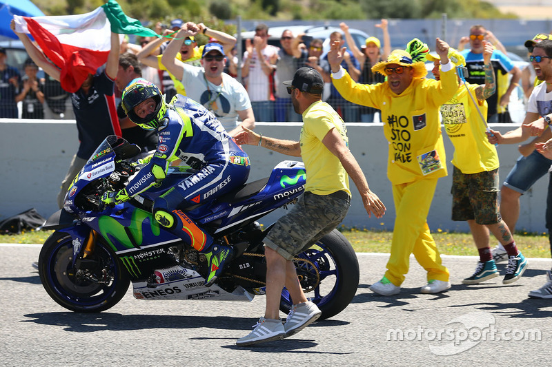 Valentino in pista insieme ai ragazzi del fan club