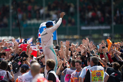 Sieger Lewis Hamilton, Mercedes AMG F1 feiert mit den Fans