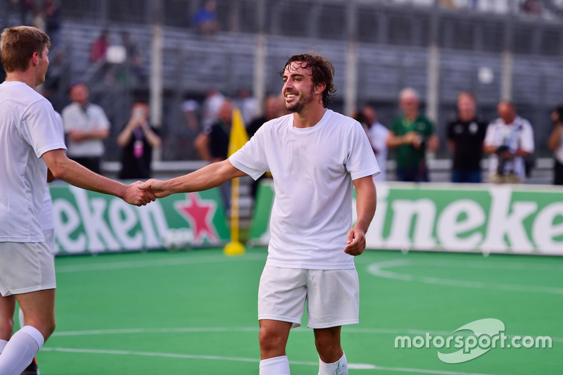 Max Verstappen, Red Bull Racing y Fernando Alonso, McLaren en el futbol