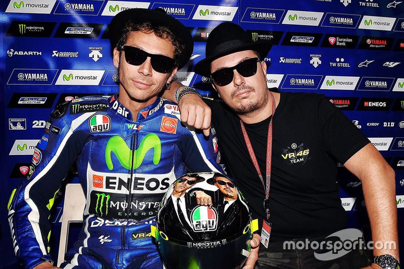 Valentino Rossi, Yamaha Factory Racing con Alessio Salucci y su casco de los Blues Brothers