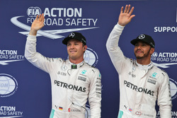 Il poleman Lewis Hamilton, Mercedes AMG F1 e il secondo qualificato Nico Rosberg, Mercedes AMG F1