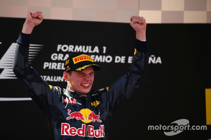 Ganador de la carrera Max Verstappen, Red Bull Racing celebra en el podio
