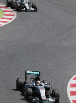 Льюїс Хемілтон, Mercedes AMG F1 W07 Hybrid попереду партнера Ніко Росберга, Mercedes AMG F1 W07 Hybr
