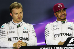 Ніко Росберг, Mercedes AMG F1 та Льюїс Хемілтон, Mercedes AMG F1 на прес-конференції FIA після квалі