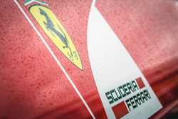 Ferrari лого в краплях дощу