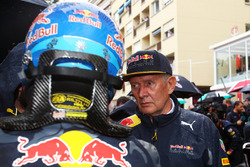 Daniel Ricciardo, Red Bull Racing met Dr Helmut Marko, Red Bull Motorsport Consultant op de grid
