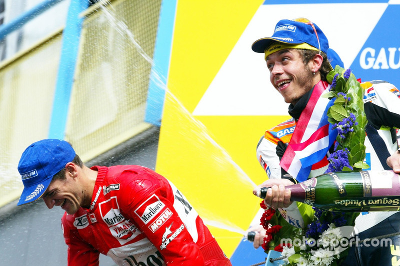 2002, перша перемога MotoGP Валентино Россі в Ассені, друге місце Алекс Баррос, Honda Pons, третє місце Карлос Чека