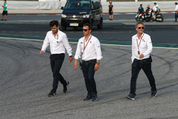 Ufficiali alla nuova chicane che sostituisce la curva 12