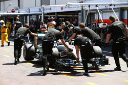 Lewis Hamilton, Mercedes AMG F1 W07 Hybrid wordt door de pitlane geduwd