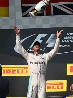 Podium: ganador, Lewis Hamilton, Mercedes AMG F1