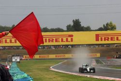 Nico Rosberg, Mercedes AMG F1 W07 Hybrid pasa una bandera roja en la calificación