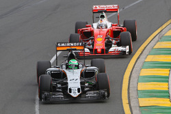 Nico Hulkenberg, Sahara Force India F1 y Sebastian Vettel, Ferrari SF16-H