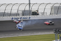 Dreher: Kyle Larson, Chip Ganassi Racing, Chevrolet Camaro Credit One Bank, vor Kyle Busch, Joe Gibbs Racing, Toyota Camry Skittles Red White & Blue