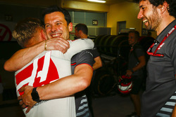 Kevin Magnussen, Haas F1 Team, célèbre un bon résultat avec son équipe