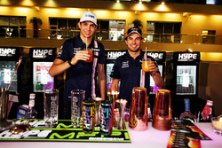 Esteban Ocon, Sahara Force India F1, Sergio Pérez, Sahara Force India F1 con bebidas