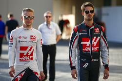 Гонщики Haas F1 Кевин Магнуссен и Ромен Грожан
