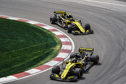 Nico Hulkenberg, Renault Sport F1 Team R.S. 18, leads Carlos Sainz Jr., Renault Sport F1 Team R.S. 18