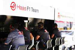 Günther Steiner, Team Principal, Haas F1, et l'équipe sur le muret des stands