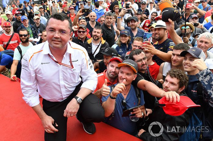 Eric Boullier, McLaren Racing Director y fans