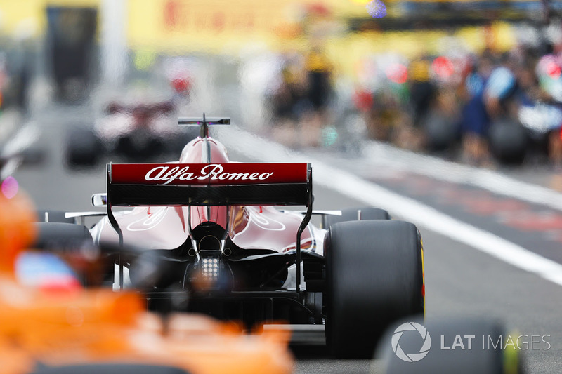 Marcus Ericsson, Sauber C37, in the pit lane