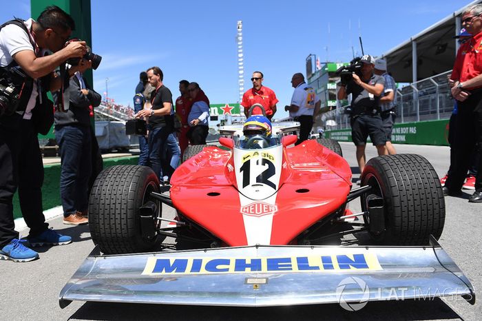 Jacques Villeneuve, pilota el Ferrari  312T  con el que su padre ganó el GP de Canadá 1978