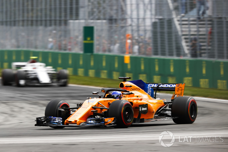 Fernando Alonso, McLaren MCL33, por delante de Charles Leclerc, Sauber C37