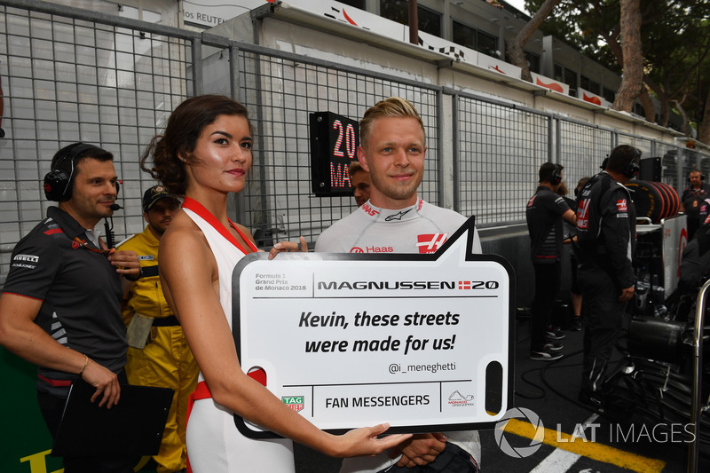 Kevin Magnussen, Haas F1 on the grid with grid girl
