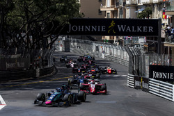 Alexander Albon, DAMS, leads Nyck De Vries, PREMA Racing and the rest of the field at the start of the race