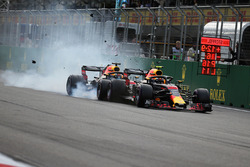 L'incidente tra Max Verstappen, Red Bull Racing RB14 e Daniel Ricciardo, Red Bull Racing RB14