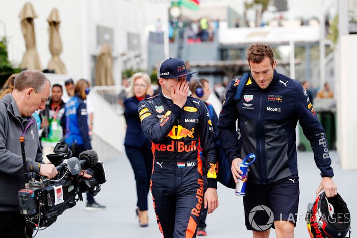Max Verstappen, Red Bull Racing RB14 Tag Heuer, camina a los pits