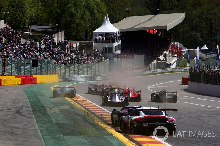 El inicio #8 Toyota Gazoo Racing Toyota TS050: Sébastien Buemi, Kazuki Nakajima, Fernando Alonso leads