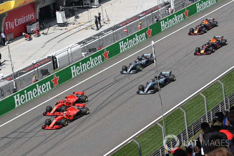 Sebastian Vettel en Kimi Raikkonen, Ferrari SF71H aan de leiding bij de start