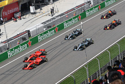 Sebastian Vettel, Ferrari SF71H e Kimi Raikkonen, Ferrari SF71H al comando alla partenza della gara