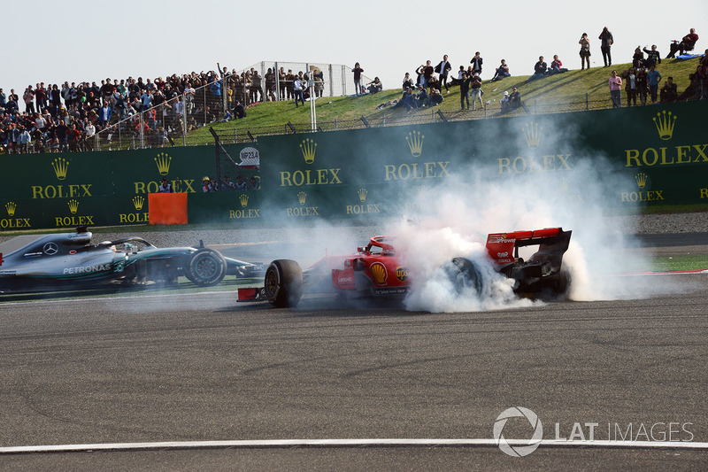 Sebastian Vettel, Ferrari SF71H spint na een clash met Max Verstappen, Red Bull Racing RB14 terwijl Lewis Hamilton, Mercedes-AMG F1 W09 EQ Power+ passeert