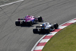 Esteban Ocon, Force India VJM11 and Lance Stroll, Williams FW41 battle