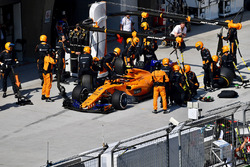 Stoffel Vandoorne, McLaren MCL33 pit stop